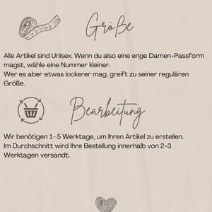 Op de afbeelding: Een afbeelding met het woord "Gr&ouml;&szlig;e" in cursief, een meetlint en een winkelwagenpictogram met pijlen die eromheen draaien. De tekst "Bearbeitung" is ook inbegrepen, samen met de tekst "Wir ben&ouml;tigen 1-5 Werktage, um Ihren Artikel zu erstellen. Im Durchschnitt wird Ihre Bestellung innerhalb von 2-3 Werktagen versandt."  De afbeelding bevat ook een hart met de tekst "Melafacture Designed with Love".