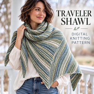 Peut inclure: Un châle tricoté triangulaire présentant une palette de couleurs variées avec des rayures vert forêt, sauge, bleu marine et crème. Le texte sur l'image indique TRAVELER SHAWL DIGITAL KNITTING PATTERN. Le châle a un motif en côtes texturé.
