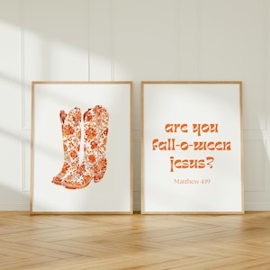 Puede incluir: Dos impresiones artísticas enmarcadas. Una presenta botas de vaquero florales naranjas. La otra impresión tiene el texto "are you fall-o-ween jesus?" en naranja, con "Matthew 4:19" debajo. Ambas impresiones tienen un fondo blanco.