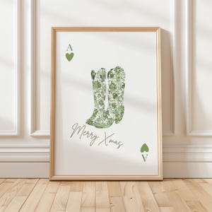 Stampa stivali da cowboy verde salvia, arte murale natalizia verde salvia, poster minimalista da cowgirl western, poster trendy da asso di cuore, poster preppy di buon Natale