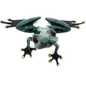 Escultura vintage de rana de bronce de Tim Cotterill: acabado verde oscuro, firmada en 1992.