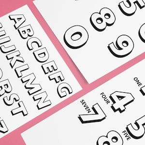 Peut inclure: Feuilles de papier blanches présentant des lettres de l'alphabet et des chiffres en contours noirs. Les lettres de A à Z sont disposées en lignes, tandis que les chiffres de zéro à neuf sont affichés avec leurs noms écrits en anglais.