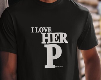 T-shirt J'aime sa personnalité, cadeau unique pour lui, t-shirt tendance pour petit ami/mari, chemise message d'amour audacieux, vêtements humoristiques pour partenaire