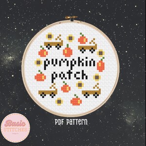 Könnte beinhalten: Ein Kreuzstichmuster für ein Kürbisfeld-Design. Das Muster zeigt Kürbisse, Wagen, Sonnenblumen und den Text "pumpkin patch".