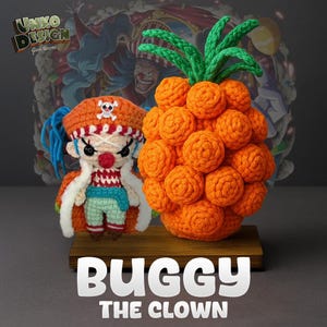Puede incluir: Una figura de amigurumi de crochet de Buggy el Payaso del anime One Piece. Buggy lleva un traje de payaso rojo y blanco con una camisa a rayas azules y blancas y un sombrero negro con una calavera y huesos cruzados. Sostiene una gran bola naranja de crochet con una parte superior verde frondosa.