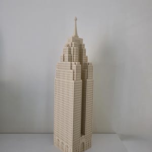 Peut inclure: Une maquette beige de l'Empire State Building. Le modèle présente de nombreux détails, notamment des fenêtres et une flèche. Le bâtiment est une structure emblématique. Il s'agit d'un objet décoratif, idéal pour l'exposition.