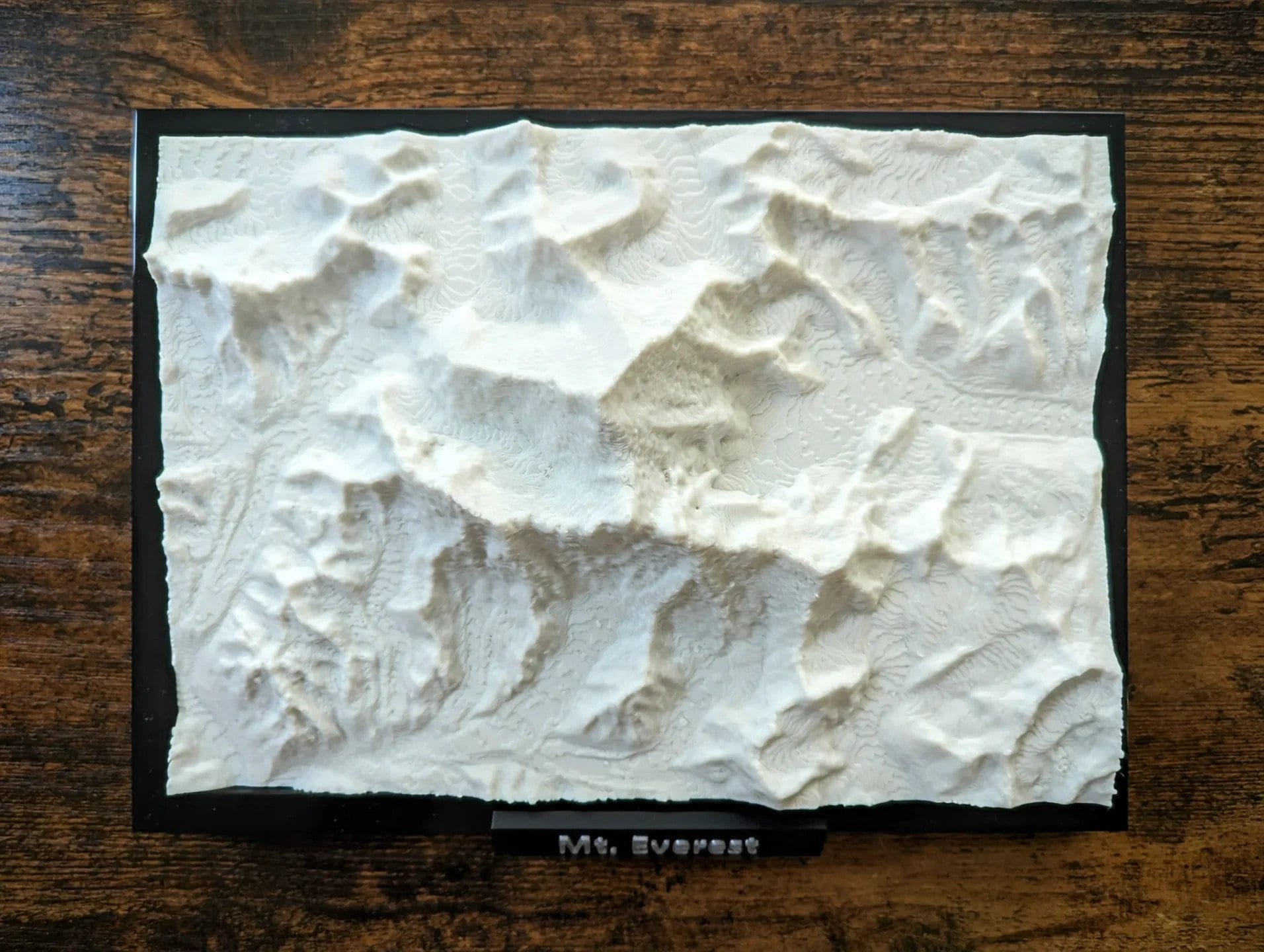 エベレストの大型模型 - 精巧な山のジオラマ - 登山のお土産に最適