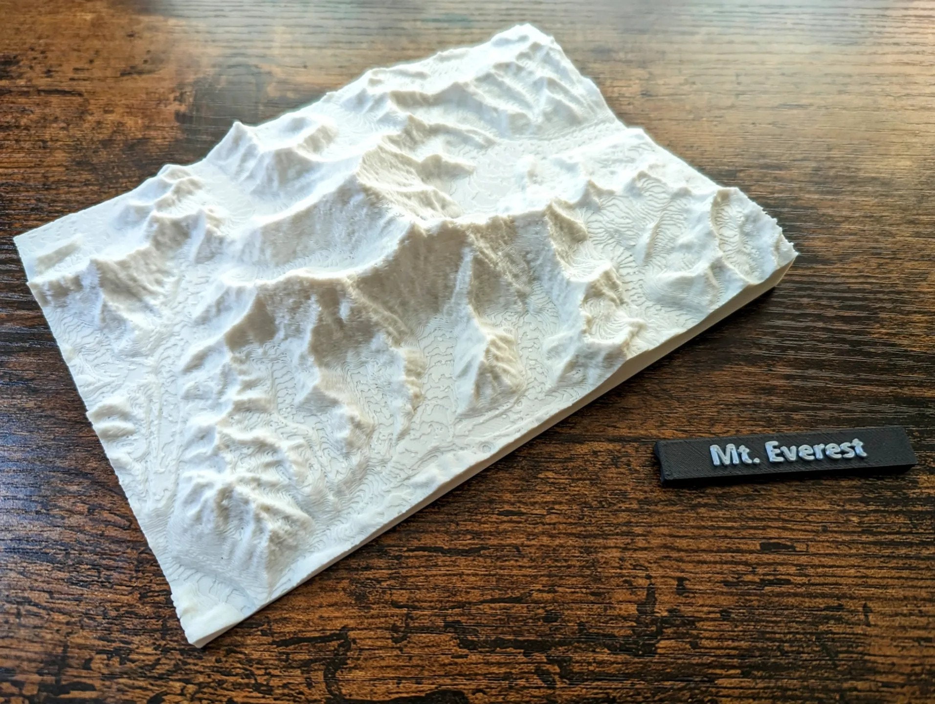 エベレストの大型模型 - 精巧な山のジオラマ - 登山のお土産に最適