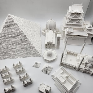 Puede incluir: Una colección de modelos en miniatura de monumentos famosos de todo el mundo, impresos en 3D en blanco, incluyendo la Gran Pirámide de Giza, Santa Sofía, el Taj Mahal, la Torre Eiffel y la Tokyo Skytree.