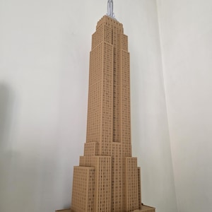 Edificio Empire, monumento emblemático de Nueva York, iluminado. 44,5 pulgadas, 113 cm.