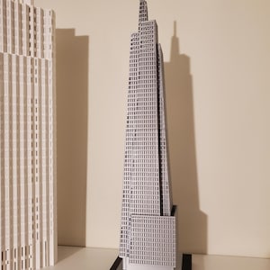 Modern NYC Skyscraper 3D Printed Model – Sleek Silver High-Rise Replica Inspired by Manhattan Tower for Office or Home Architecture Decor