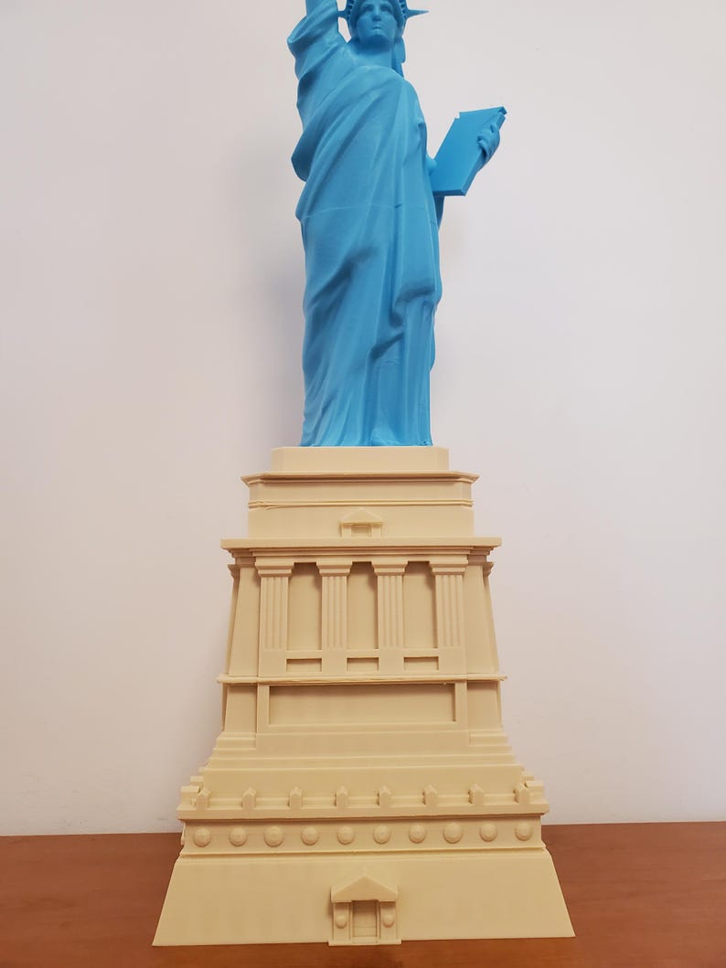 Statue of Liberty, New York Landmark Replica, Liberty Enlightening the ...