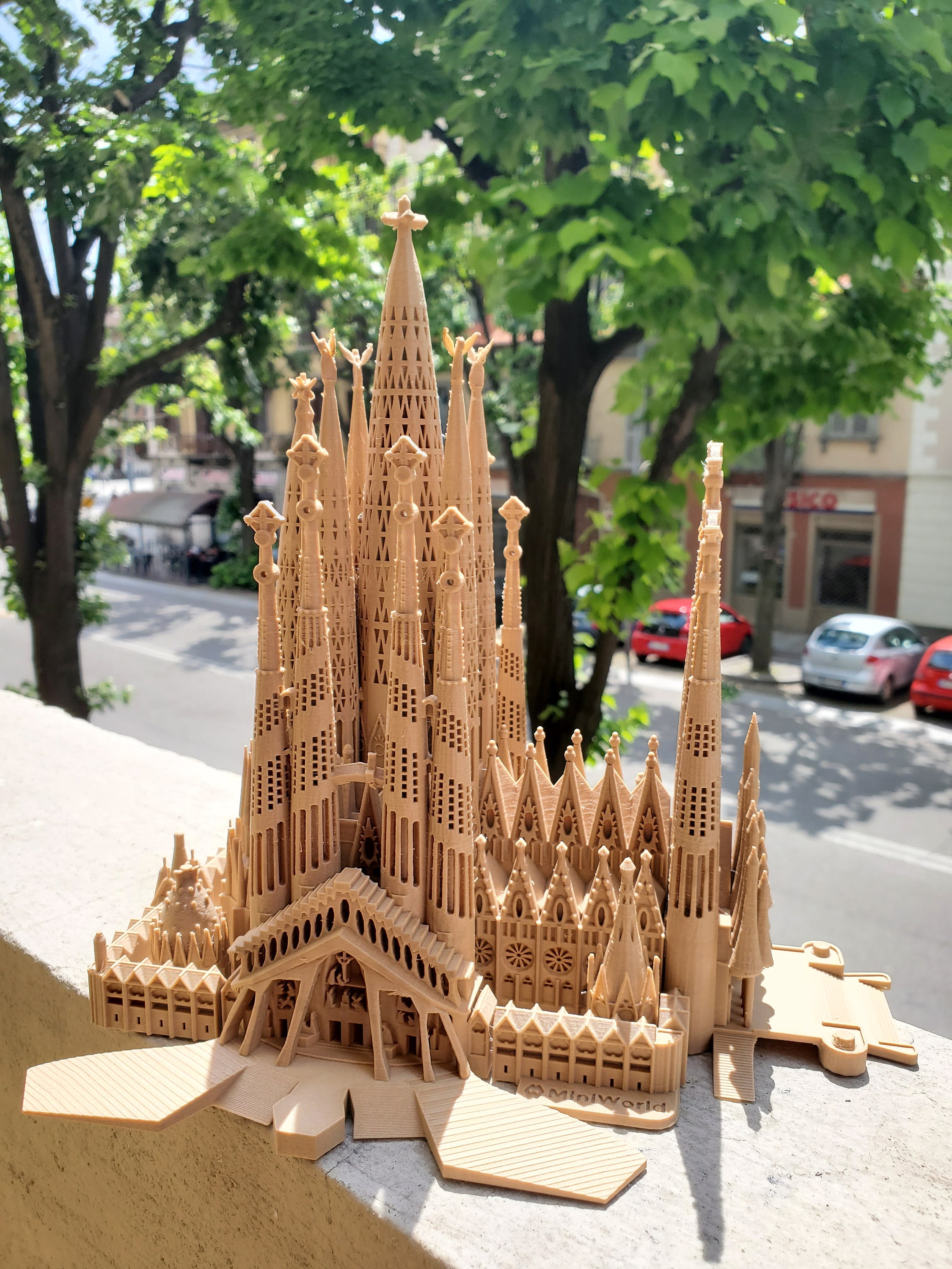 サグラダ・ファミリア 置物 高さ約31センチ Amazon.co.jp: スペインの