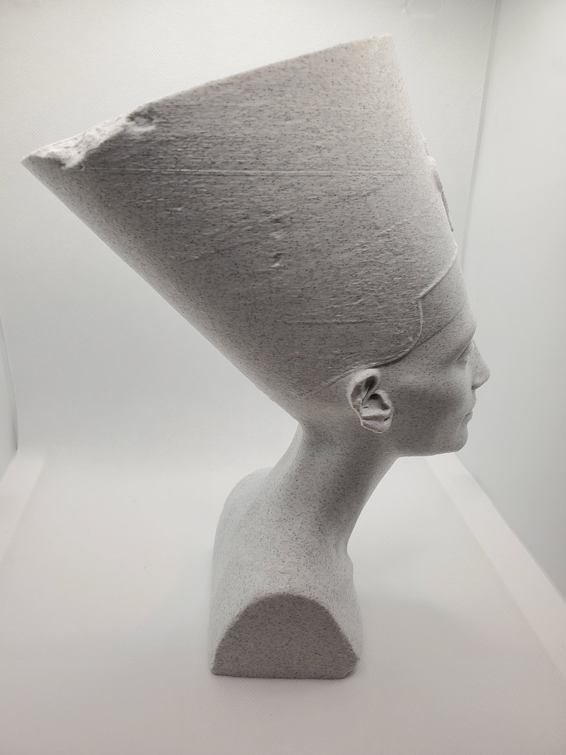 K&ouml;nnte beinhalten: Eine wei&szlig;e B&uuml;ste eines alten &auml;gyptischen K&ouml;nigs mit traditioneller Kopfbedeckung. Die Skulptur ist aus einem strukturierten Material gefertigt, das an Stein erinnert.