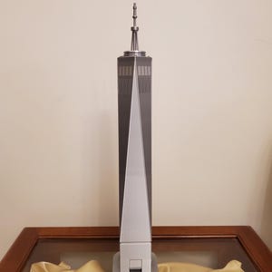 One World Trade Center Model, NYC Skyline Landmark, Modern Skyscraper Replica, New York Architecture Gift, Collector’s Display Piece