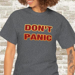 DON'T PANIC H2G2 Tee Hitchhiker Guide to the Galaxy T-Shirt 42 Answer to Life Universe and Everything Douglas Adams T Shirt