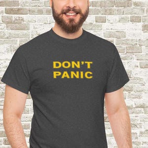 NO ENTRES EN PÁNICO Camiseta H2G2 Guía del autoestopista galáctico Camiseta 42 Respuestas a la vida Universo y todo Regalos para papá mamá papá Camiseta