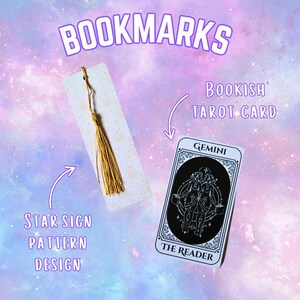 Puede incluir: Dos marcap&aacute;ginas y una carta del tarot sobre un fondo morado y azul. Un marcap&aacute;ginas tiene una borla dorada y un dise&ntilde;o de signo estelar. La carta del tarot es en blanco y negro, con la palabra "G&eacute;minis" en la parte superior y "El Lector" en la inferior.