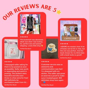Puede incluir: Un fondo rosa con el texto "OUR REVIEWS ARE 5". La imagen presenta rese&ntilde;as de clientes con texto y valoraciones por estrellas. Una rese&ntilde;a menciona un marcap&aacute;ginas, otra una caja misteriosa y otras pegatinas.