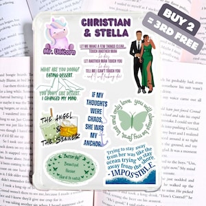 Peut inclure: Une coque de téléphone transparente ornée d'autocollants variés. Les autocollants incluent une licorne, un couple et des phrases comme "Christian & Stella" et "Impossible".