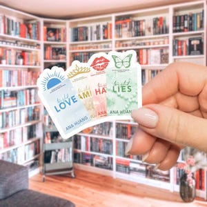 Può includere: Quattro copertine di libri con uno schema di colori pastello e il titolo "Twisted" seguito da una parola diversa su ogni copertina. Le parole sono "Love", "Lies", "Kami" e "Hate". Il nome dell'autore, "Ana Huang", è stampato su ogni copertina.