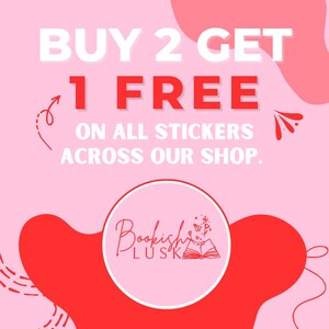 Puede incluir: Un gr&aacute;fico rosa y rojo con el texto "BUY 2 GET 1 FREE" y "ON ALL STICKERS ACROSS OUR SHOP." Un logotipo circular con las palabras "Bookish Lusk" y una ilustraci&oacute;n de libro abierto en la parte inferior.