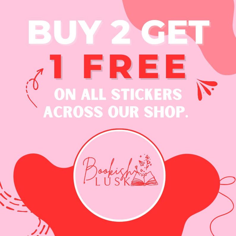 Puede incluir: Un gr&aacute;fico rosa y rojo con el texto "BUY 2 GET 1 FREE" y "ON ALL STICKERS ACROSS OUR SHOP." Un logotipo circular con las palabras "Bookish Lusk" y una ilustraci&oacute;n de libro abierto en la parte inferior.