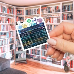 Puede incluir: Una pegatina con una pila de seis libros con los títulos "Hexed", "Crossed", "Twisted", "Wretched", "Scarred" y "Hooked". Cada libro tiene un fondo de color diferente y muestra el nombre del autor, Emily McIntire.