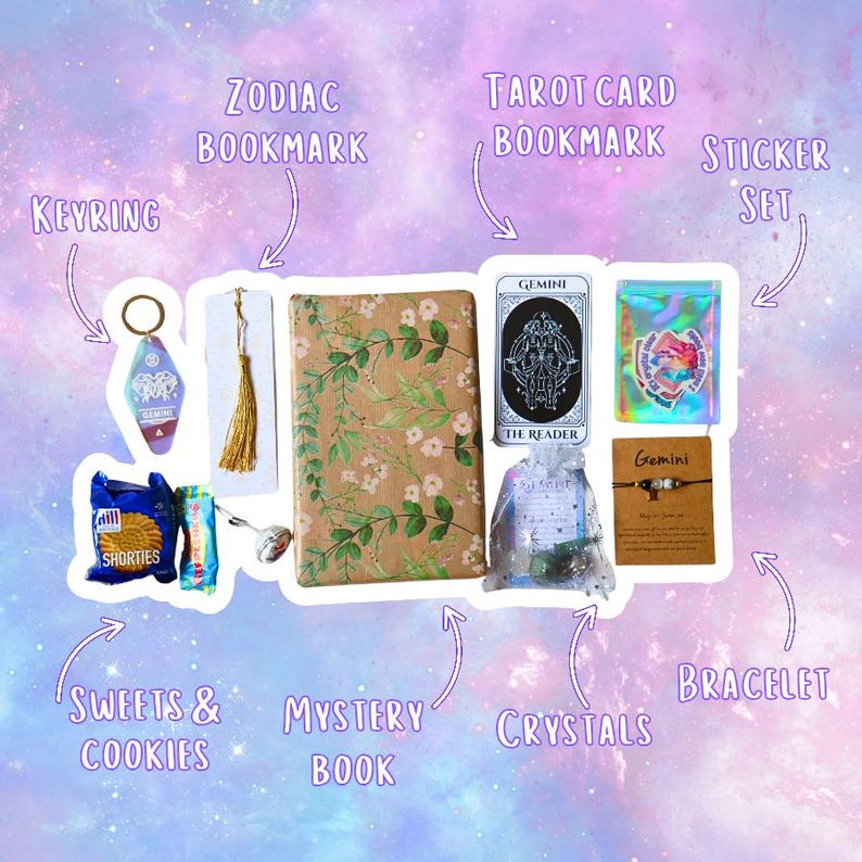 Puede incluir: Una colecci&oacute;n de art&iacute;culos que incluyen un llavero, un marcap&aacute;ginas del zodiaco, un marcap&aacute;ginas de cartas del tarot, un juego de pegatinas, una pulsera, dulces y galletas, un libro misterioso y cristales.