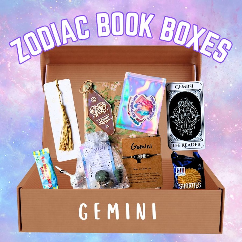 Puede incluir: Una caja de cart&oacute;n marr&oacute;n con la inscripci&oacute;n "ZODIAC BOOK BOXES" y "GEMINI" contiene varios art&iacute;culos. Estos incluyen un marcap&aacute;ginas con una borla dorada, un llavero G&eacute;minis, una pegatina, una carta del tarot, una pulsera, una bolsa de cristales y un paquete de galletas.