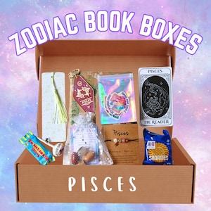 Pode incluir: Uma caixa de cartão castanha com a etiqueta "ZODIAC BOOK BOXES" e "PISCES" contém vários itens. Estes incluem um marcador de livros, um porta-chaves, um saco holográfico com um autocolante, uma carta de tarot, uma pulseira, um saco de cristais e um pacote de biscoitos.