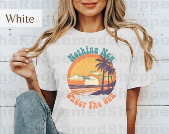 Könnte beinhalten: Weißes T-Shirt mit einer Retro-Sonnenuntergangsgrafik und dem Text "Nothing New Under The Sun".