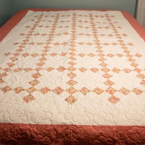 Nine Patch on Point: Handgjort rosa blommigt tvillingtäcke, mått 152 x 213 cm, sovrumsinredning, present