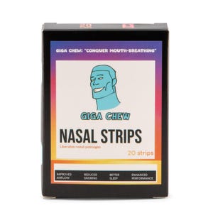 Puede incluir: Una caja negra con una cara de dibujos animados azul en la parte delantera. La caja dice "GIGA CHEW: "CONQUER MOUTH-BREATHING" y "NASAL STRIPS" en texto blanco. La caja también dice "Libera los pasajes nasales" y "20 tiras".