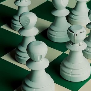 Puede incluir: Primer plano de varios peones de ajedrez blancos sobre un tablero a cuadros verde y blanco. Los peones tienen un diseño moderno único con tapas redondeadas y bases escalonadas. La iluminación crea sombras, realzando el efecto tridimensional.