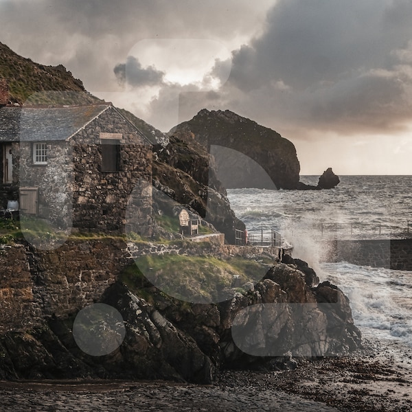 Heure d'or - grande impression photographique mate sans cadre d'une tempête qui se prépare au-dessus de Mullion Cove, Cornouailles