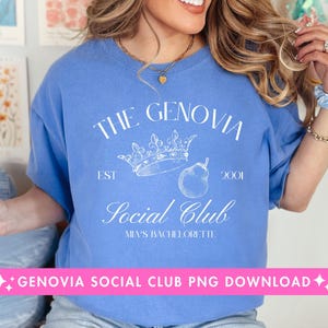Puede incluir: Una camiseta azul claro con el texto blanco "THE GENOVIA Social Club". El diseño incluye una corona, una pera y el texto "EST 2001". La camiseta es de cuello redondo y tiene mangas cortas.