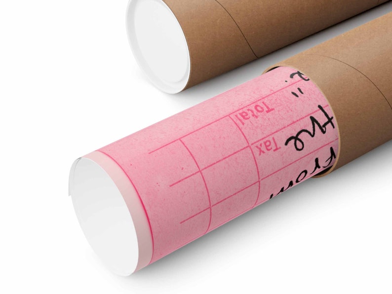 Peut inclure: Un rouleau de papier rose &agrave; motif quadrill&eacute; est partiellement ins&eacute;r&eacute; dans un tube en carton brun. Le tube porte une inscription manuscrite indiquant "From" et "Tax" avec une ligne pour "Total".