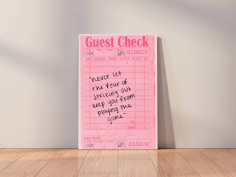 Peut inclure: Ch&egrave;que de restaurant rose avec une citation manuscrite : "never let the fear of striking out keep you from playing the game". Le ch&egrave;que porte la date 7/04 et le nom du client SAM avec le num&eacute;ro 818609.