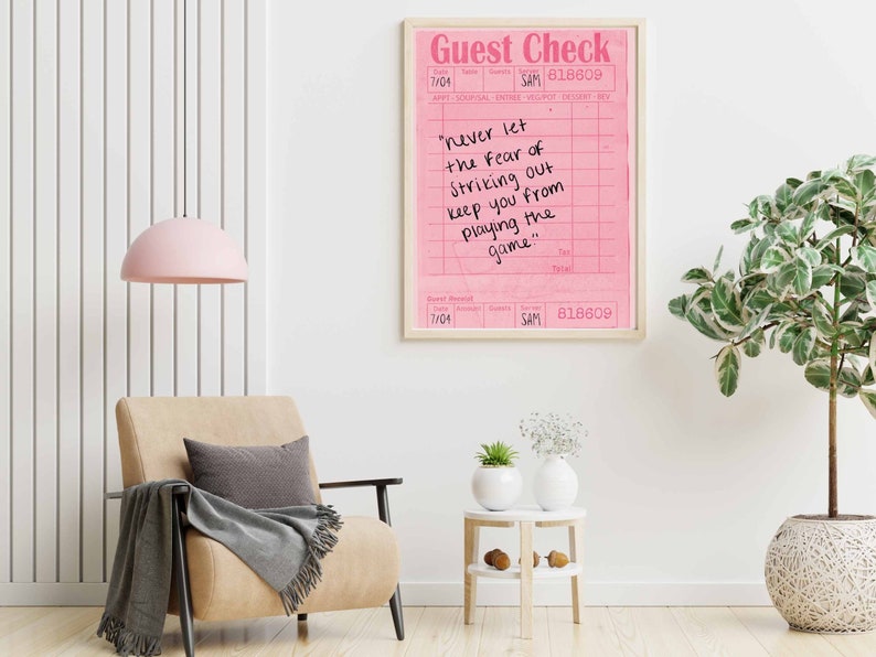 Peut inclure: Une impression encadr&eacute;e rose avec une citation motivante sur un ch&egrave;que de visite rose. La citation dit "ne laissez jamais la peur de frapper un home run vous emp&ecirc;cher de jouer au jeu".