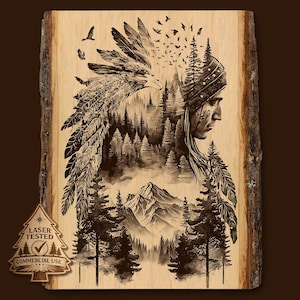 Könnte beinhalten: Holzgebranntes Kunstwerk mit einem Profil eines amerikanischen Ureinwohners mit einem Adlerkopfschmuck und einer Waldszene. Das Kunstwerk ist lasertestiert und für den kommerziellen Gebrauch zugelassen. Das Holz hat natürliche Rindenkanten.
