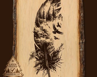 Peut inclure: Une pièce de bois rectangulaire aux bords naturels en écorce, gravée au laser d'une grande plume noire. À l'intérieur de la plume se trouvent des silhouettes de pins, de montagnes et d'oiseaux en vol. Un petit logo en forme d'arbre indique LASER TESTED.