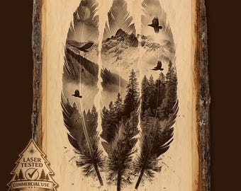 Peut inclure: Une œuvre d'art murale en bois représentant trois grandes plumes. Chaque plume contient un paysage avec des montagnes, des arbres et des oiseaux en vol. L'œuvre est testée au laser pour un usage commercial.
