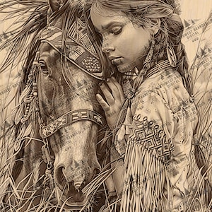 Pode incluir: Um desenho a preto e branco de uma mulher nativa americana com cabelo comprido e um penacho de penas, encostada num cavalo. A mulher veste roupas tradicionais com desenhos intrincados. O cavalo tem uma rédea de couro e uma manta de sela estampada.