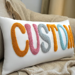 Cuscino ricamato a mano personalizzato, cuscino personalizzato con tecnica punch needle, arredamento per la camera da letto, regalo per il primo compleanno, regalo personalizzato, arredamento accogliente, cuscino