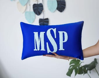 Monogrammad bröllopskudde, personligt broderi med stansnål, gåva för par