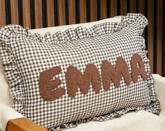 Personalisiertes Punch Needle Kissen mit Gingham Rüschen: Weiches Kinderzimmer Dekor
