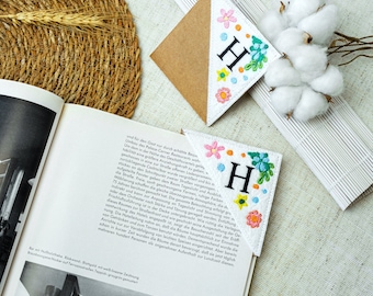 Custom Initials Corner Bookmark, Gifts Readers, Personalized Book Accessories, Unique Gift for Her, Aesthetic Bookmark, Floral Felt Bookmark