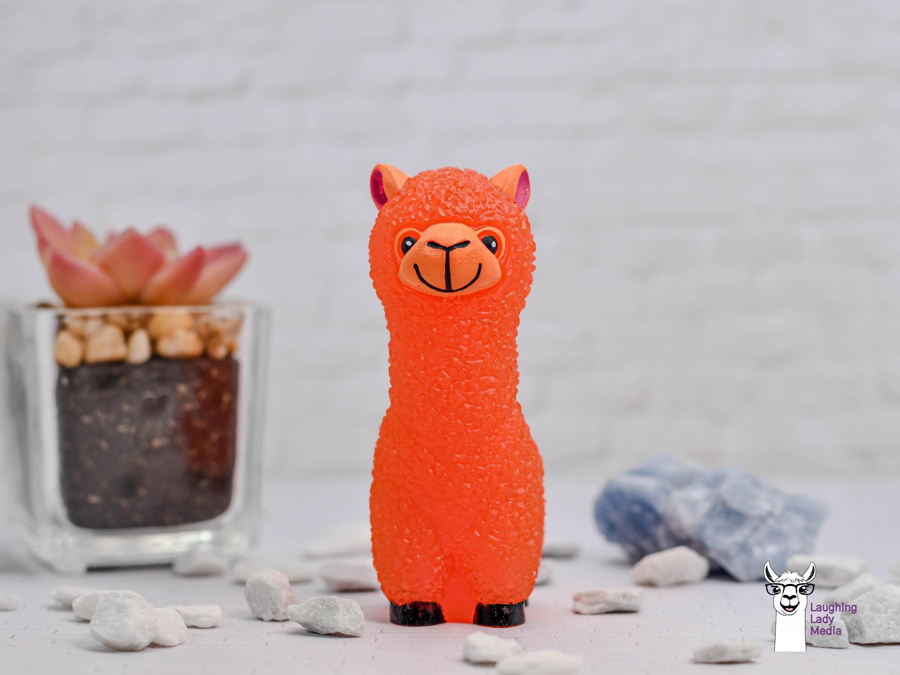 可愛い置物 オレンジ色の樹脂製アルパカの置物 愛らしくてカラフルなラマのギフト