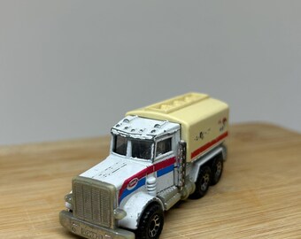 Gros Camion Pour Le Transport De Ciment Un Camion De Ciment Décharge Le